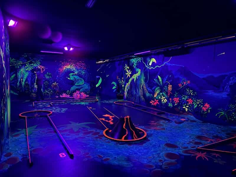 NEON - Minigolfanlage