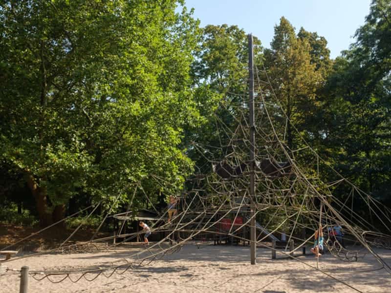 Spielplatz im Schlossgarten am See