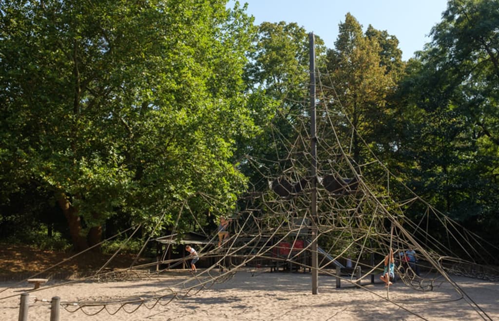 Spielplatz im Schlossgarten am See